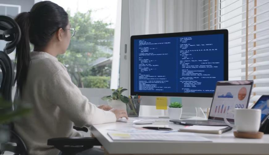 察哈尔右翼后旗软件开发公司实战建议：网站赋能，为何必须接入支持机器人？